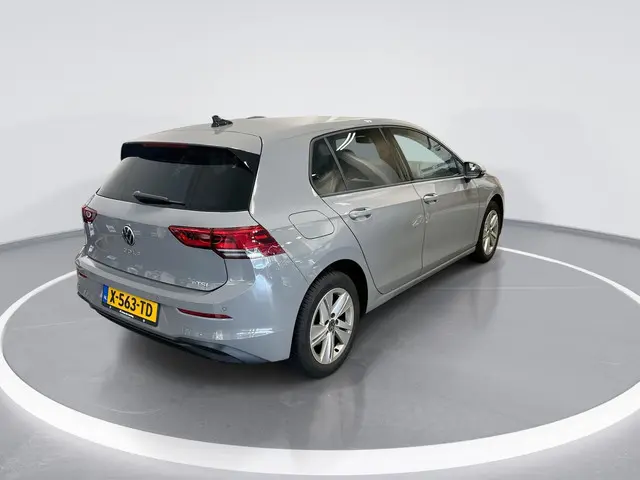 Volkswagen Golf 1.0 eTSI 110pk DSG Life 2024 Benzine 3