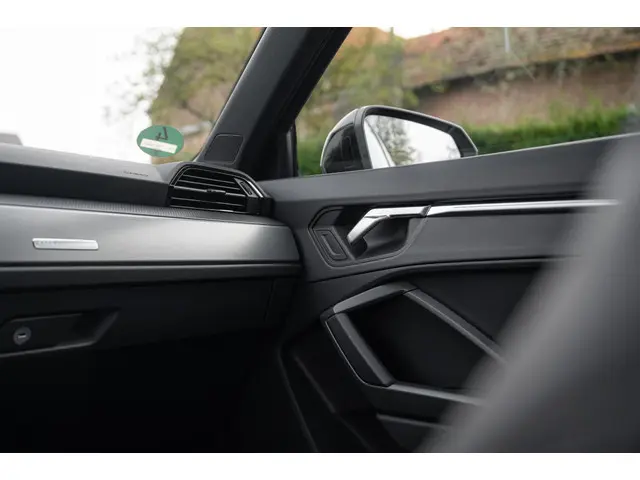 Audi Q3 45 TFSI e S edition 2024 Hybride Benzine 23