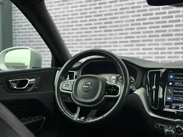 Volvo XC60 2.0 T6 AWD R-Design 2018 Benzine 32