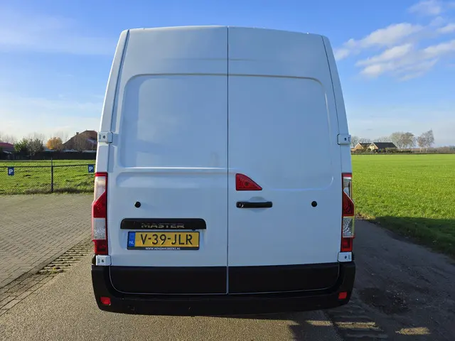 Renault Master T35 2.3 dCi L2 H2 2022 Diesel 4