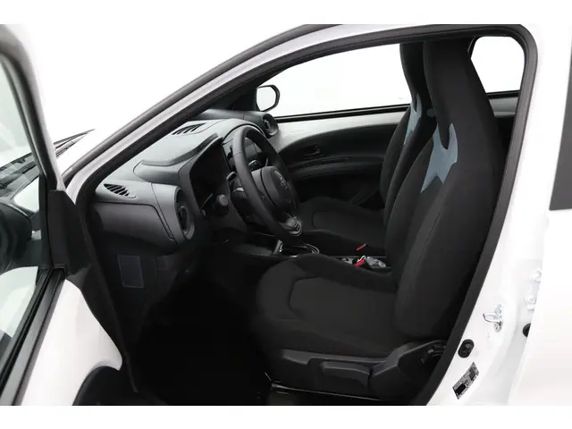 Toyota Aygo X Hybrid 115 play 2026 Hybride Benzine 17