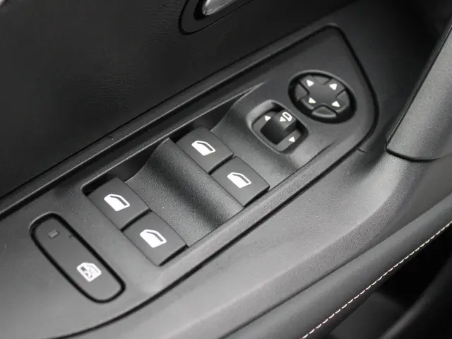 Peugeot 2008 1.2 Hybrid 145 Allure 2026 Hybride Benzine 28