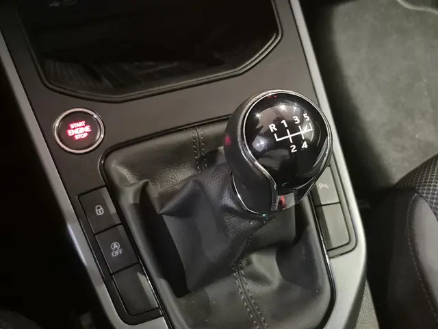 SEAT Arona 1.0 TSI Style Business Intense 2021 Benzine 24