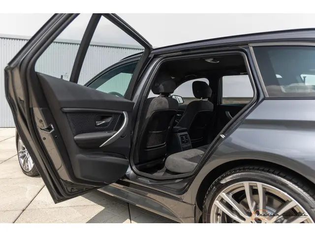 BMW 3 Serie Touring 330d High Executive 2012 Diesel 44