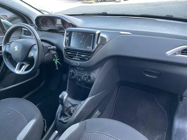 Peugeot 208 1.2 PureTech Style 2015 Benzine 12