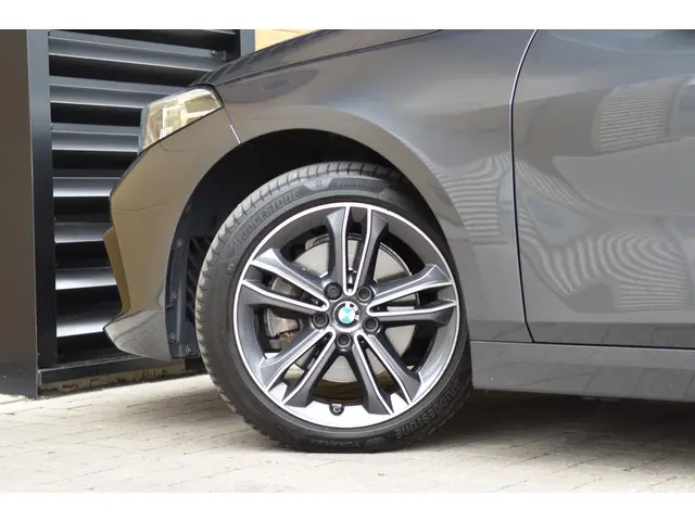 BMW 1 Serie 118i Executive Edition 2020 Benzine 23