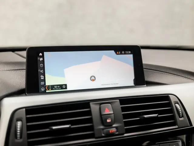 BMW 3 Serie 320i M Sport High Executive 2018 Benzine 8