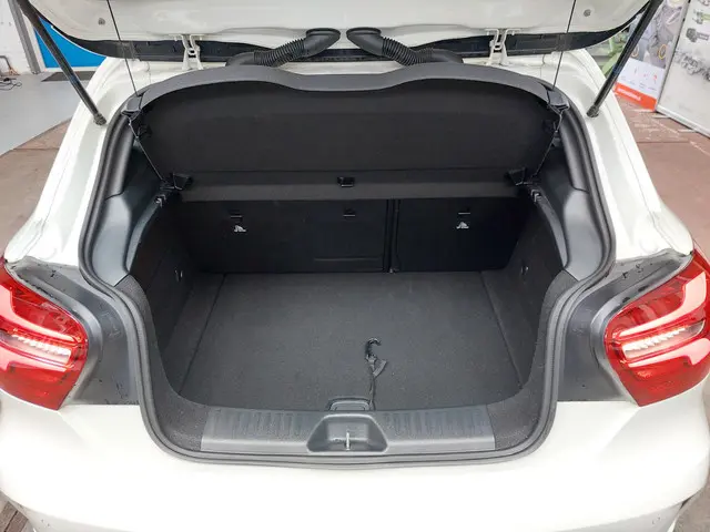 Mercedes-Benz A-Klasse 180 Ambition AMG 2016 Benzine 19