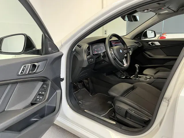 BMW 1 Serie 118i Sport Line 2021 Benzine 16