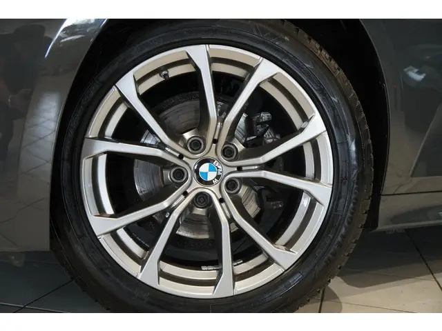 BMW 3 Serie 318i High Executive 2021 Benzine 15