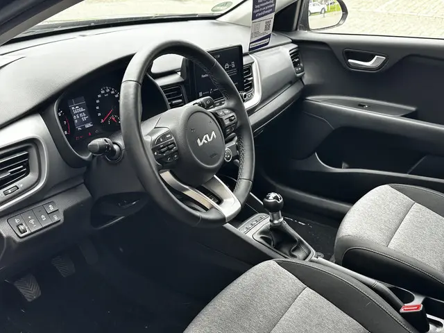 Kia Stonic 1.2 MPi Edition7 + Emotion pakket 2023 Benzine 6