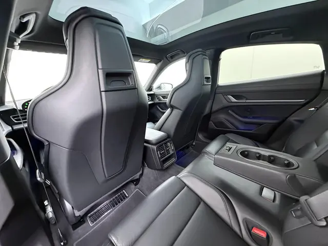 Porsche Taycan Performance 84 kWh 2024 Elektrisch 23