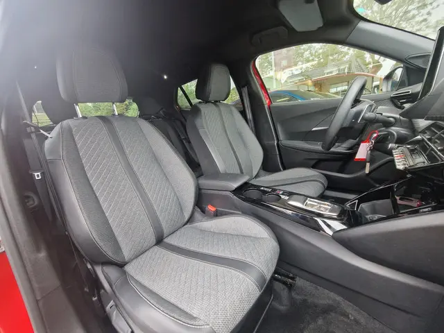 Peugeot 2008 1.2T 130pk Automaat Allure 2024 Benzine 11