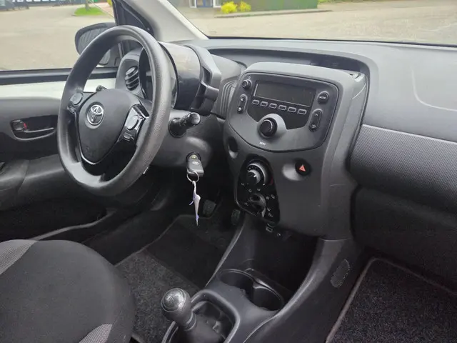 Toyota Aygo 1.0 VVT-i x-fun 5 deurs airco 2018 Benzine 19