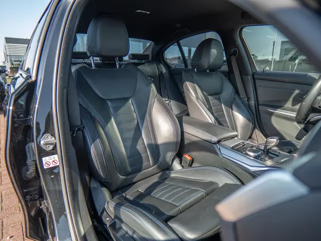BMW 3 Serie 330i High Executive Edition 2019 Benzine 39