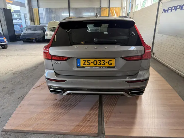Volvo V60 2.0 T4 R-Design 2019 Benzine 13