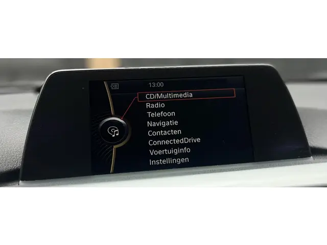 BMW 3 Serie 320i Business 2013 Benzine 13