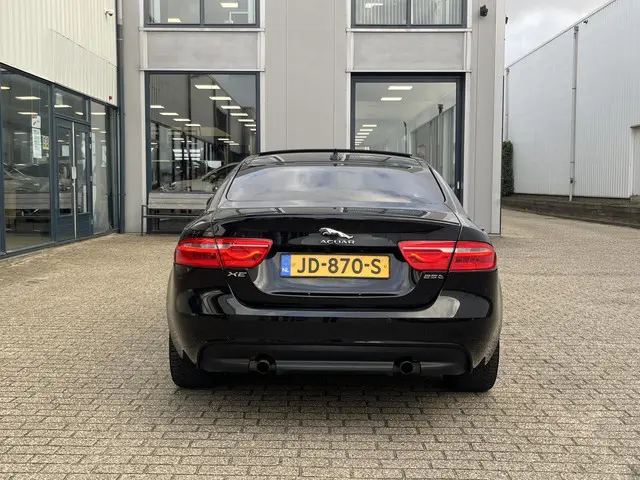 Jaguar XE 2.0 Portfolio 2015 Benzine 4