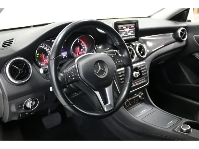 Mercedes-Benz CLA 180 2014 Benzine 14