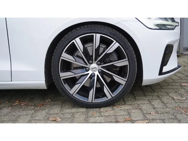 Volvo V60 2.0 T5 250pk R-Design 2019 Benzine 59