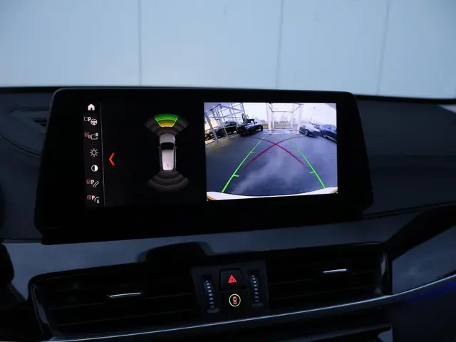 BMW X1 sDrive18i Business Edition Plus 2021 Benzine 32