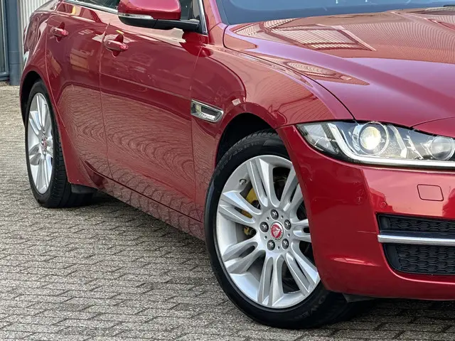 Jaguar XE 2.0 Portfolio 2015 Benzine 32