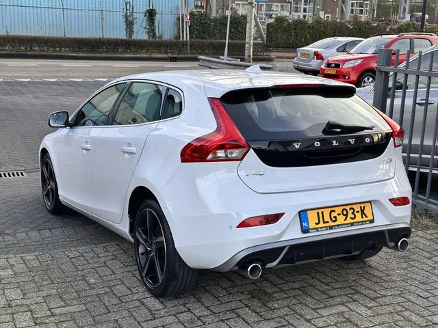 Volvo V40 2.0 T2 R-Design 2016 Benzine 2