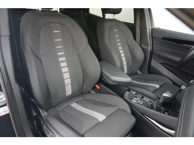 BMW X2 xDrive25e 2023 Hybride Benzine 8