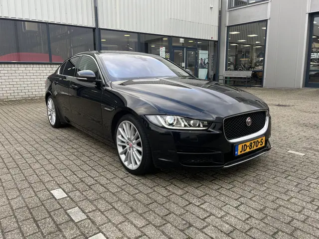 Jaguar XE 2.0 Portfolio 2015 Benzine 68