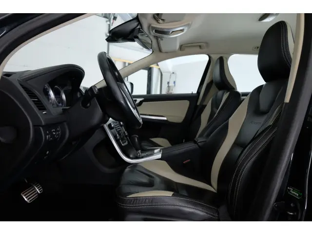 Volvo XC60 3.2 AWD R-Design 2012 Benzine 4