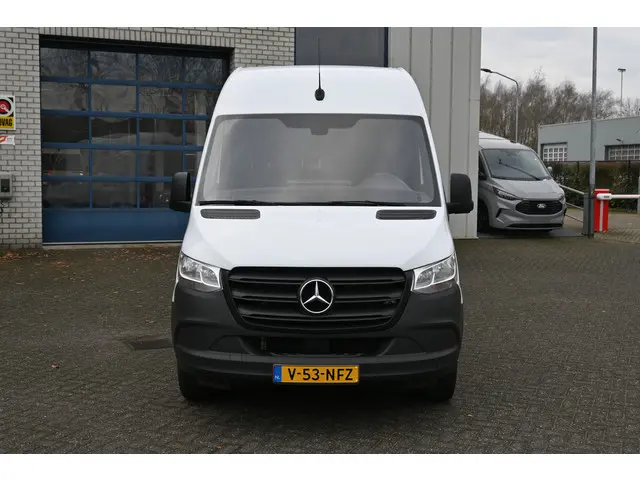 Mercedes-Benz Sprinter 2