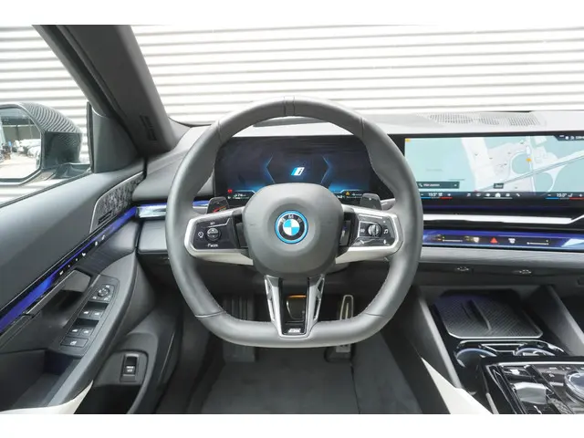 BMW 5 Serie 550e xDrive 2024 Hybride Benzine 12