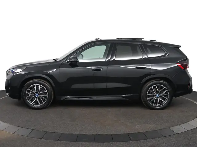BMW iX1 xDrive30 Launch Edition 67 kWh 2023 Elektrisch 3