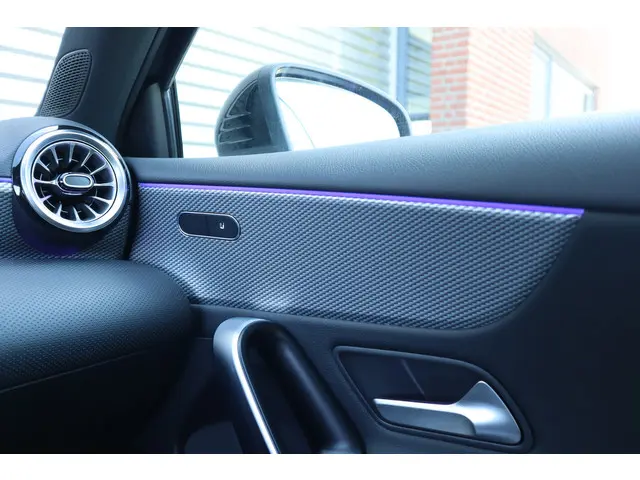 Mercedes-Benz A-Klasse 250 e Luxury 2021 Hybride Benzine 32