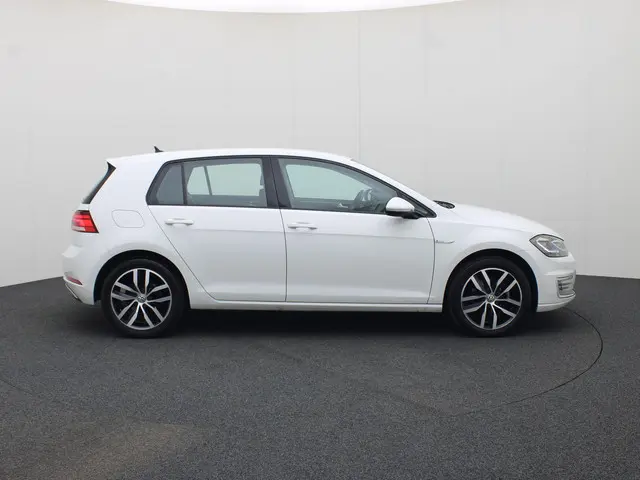 Volkswagen e-Golf 3