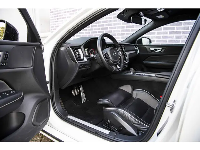Volvo S60 2.0 B3 R-Design 2021 Benzine 17