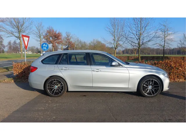 BMW 3 Serie Touring 318i Executive 2018 Benzine 16
