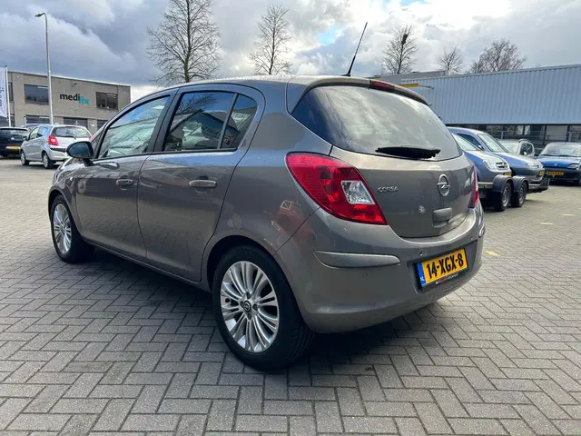 Opel Corsa 1.4-16V Cosmo 2012 Benzine 7