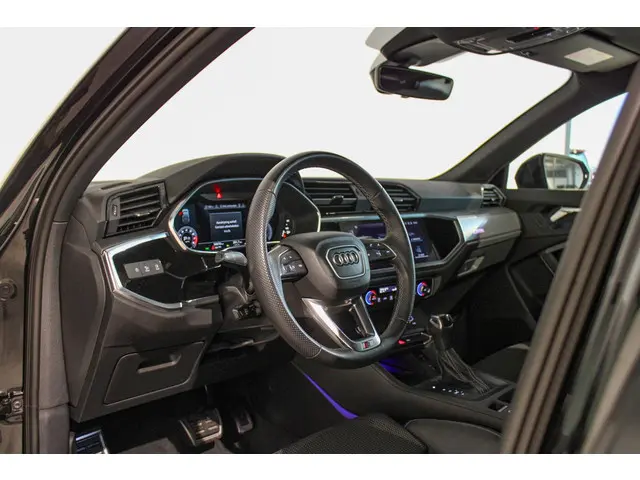 Audi Q3 35 TFSI S edition PANO | Sfeer 2023 Benzine 10