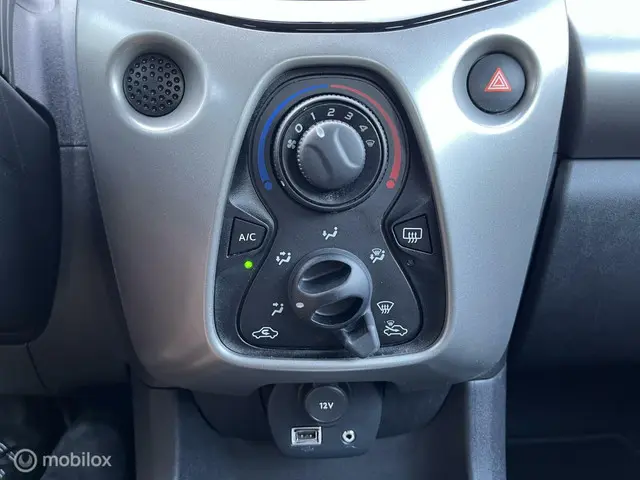 Toyota Aygo 1.0 VVT-i x-clusive 2015 Benzine 12
