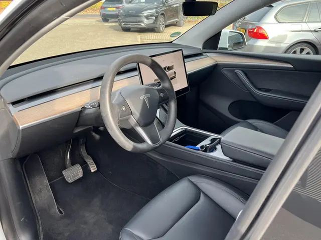 Tesla Model Y Long Range AWD 75 kWh 2022 Elektrisch 14