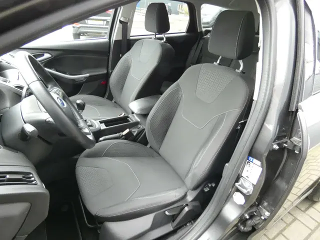 Ford Focus Wagon HELAAS VERKOCHT!!! 2015 Benzine 8