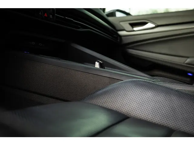 Volkswagen Golf 2.0 TSI R 4Motion 2021 Benzine 23