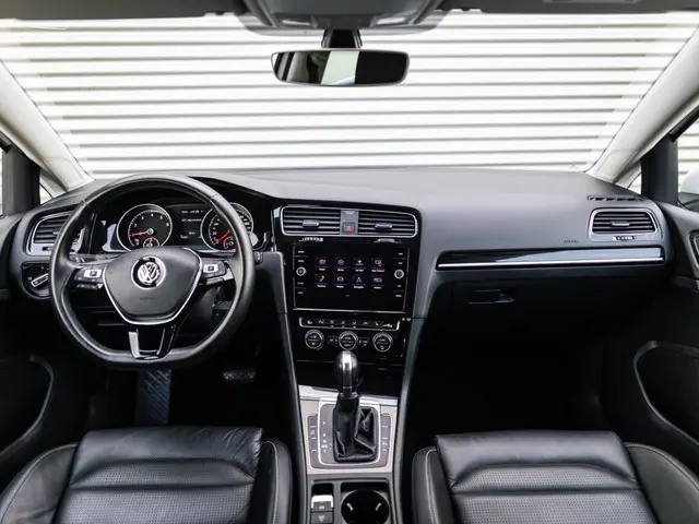 Volkswagen Golf 1.5 TSI Highline Business R 2019 Benzine 13