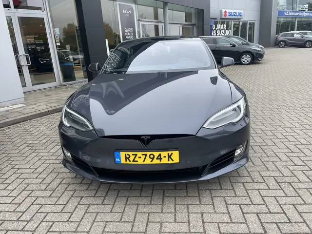 Tesla Model S 3