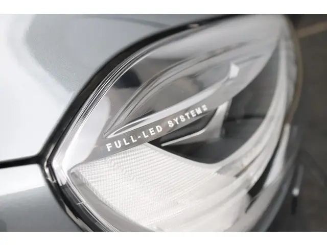 Volvo V40 1.5 T3 R-Design 2019 Benzine 36