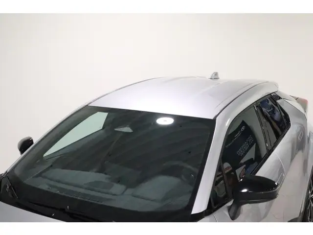 Toyota C-HR 1.8 Hybrid 140 Dynamic, 2024 Hybride Benzine 18