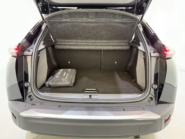 Peugeot 2008 1.2 PureTech 100 Allure 2023 Benzine 37
