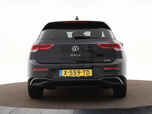 Volkswagen Golf 1.0 eTSI 110pk DSG Life 2024 Benzine 24