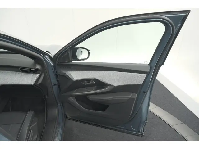 Peugeot 3008 1.2 Hybrid 145 GT 2025 Hybride Benzine 64